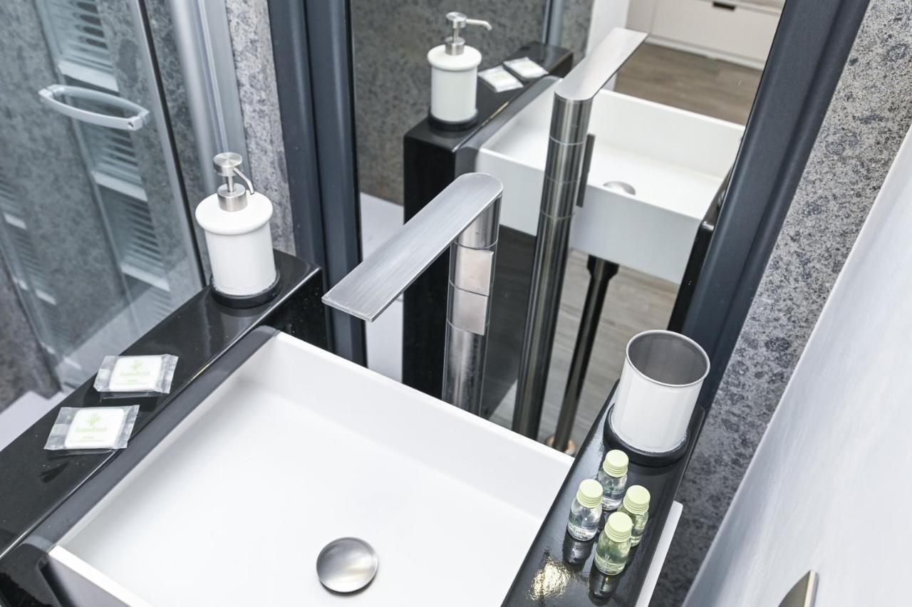 The Essential Trastevere Design Studio Рим Экстерьер фото