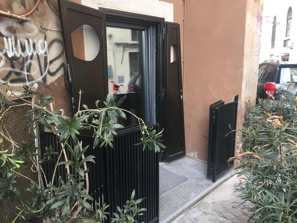 The Essential Trastevere Design Studio Рим Экстерьер фото