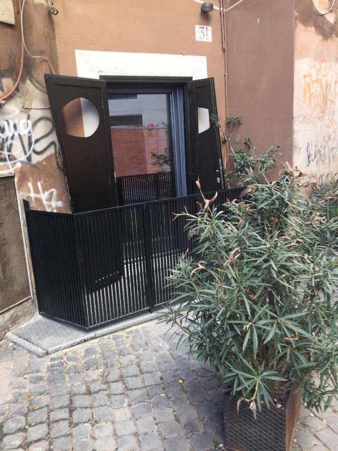 The Essential Trastevere Design Studio Рим Экстерьер фото